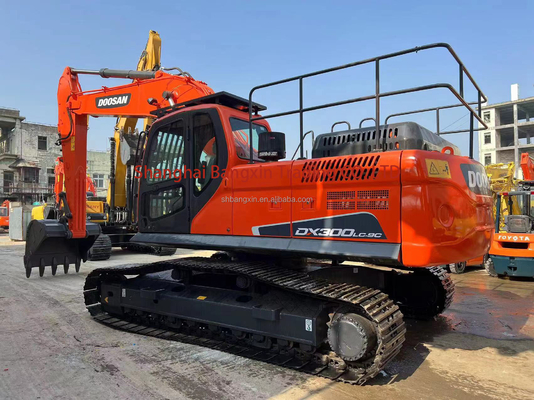 첨단 기술과 강력한 성능을 가진 사용 된 Doosan DX300LC-9C 발굴기