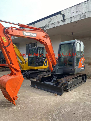 사용 된 Doosan DX60 발굴기 한국의 Doosan 강력한 힘과 수압 안정성